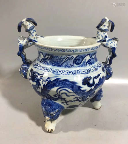 A BLUE AND WHITE THREE-BEAST-LEGS CENSER