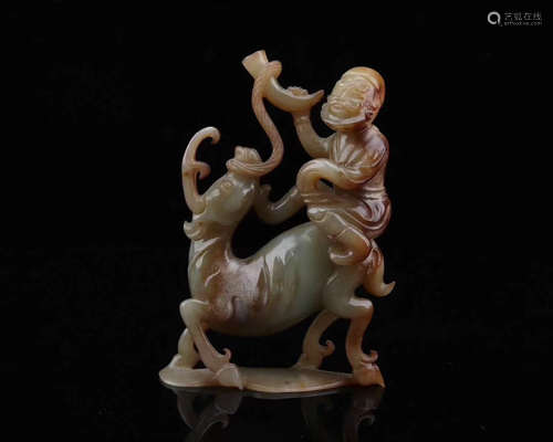 A HETIAN JADE CARVED DEER SHAPED ORNAMENT