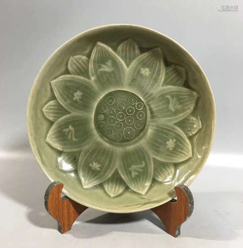 A CELADON GLAZED PETALS PATTERN PLATE