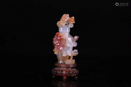 A AGATE CARVED FLORAL PATTERN VASE