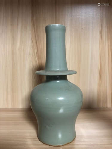 A LONGQUAN CELADON VASE