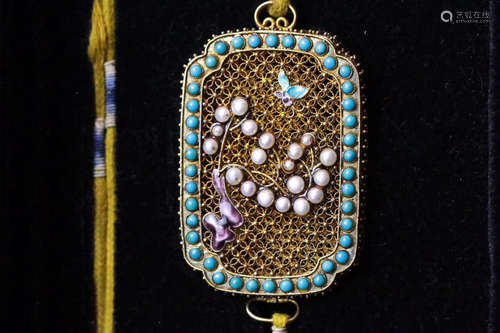 A GILT SILVER PENDANT