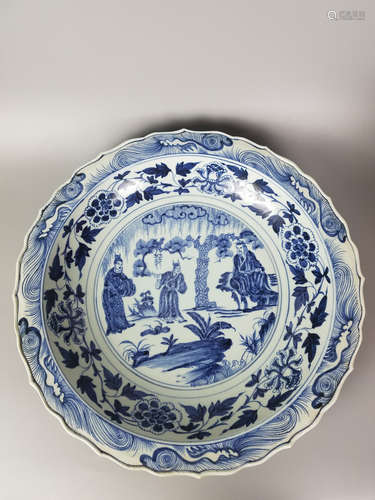 A BLUE AND WHITE FIGURE SUBJECT PATTERN CHARGER