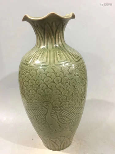 A PHOENIX PATTERN FLORAL-RIM VASE