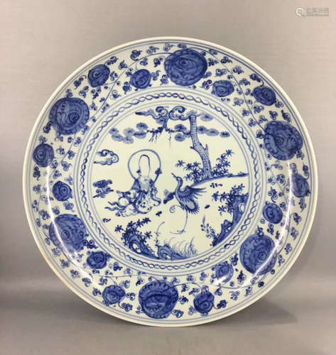 A BLUE AND WHITE FIGURE PATTERN PLATE