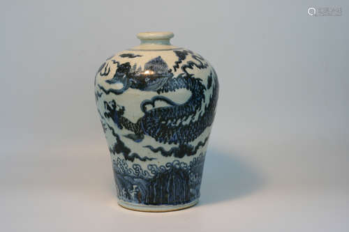 A BLUE AND WHITE DRAGON PATTERN MEI VASE