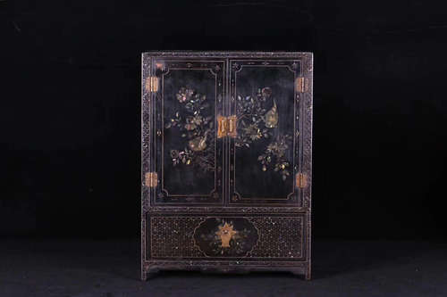 A BLACK LACQUER BOX EMBED BIRDS AND FLOWERS