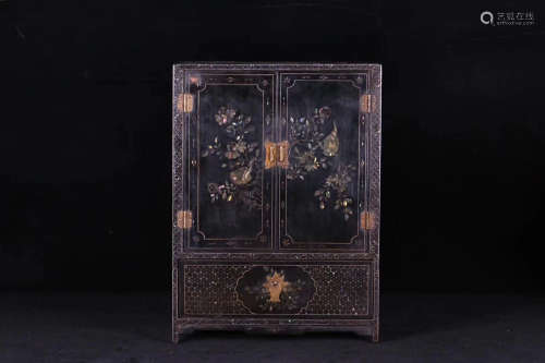 A BLACK LACQUER BOX EMBED BIRDS AND FLOWERS
