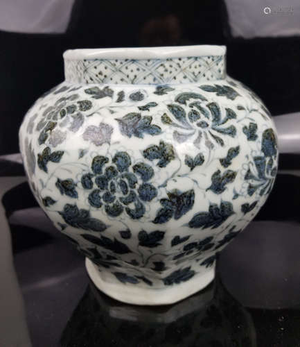 A BLUE AND WHITE FLRAL PATTERN JAR