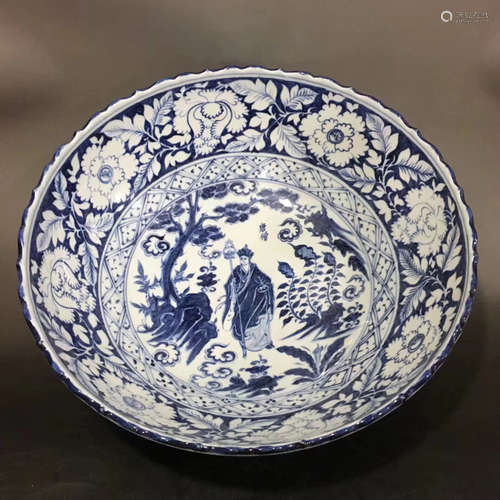 A BLUE AND WHITE FIGURE PATTERN CHARGER