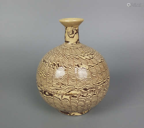 A WAVE PATTERN APPLE SHAPED ZUN VASE