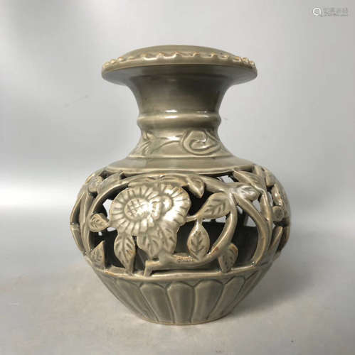 A HOLLOW DESIGN FLORAL PATTERN VASE