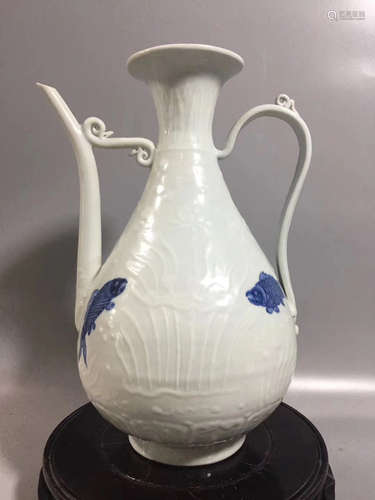 A WHITE-GROUND BLUE FISH PATTERN EWER