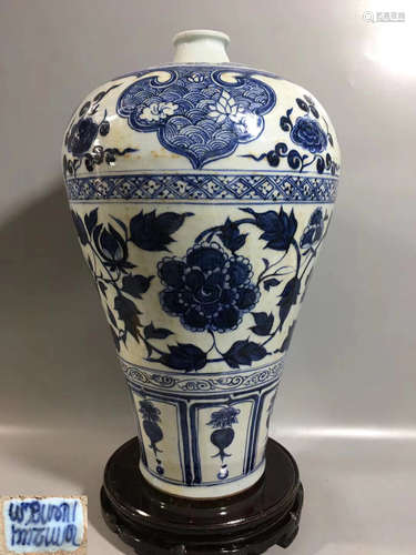 A BLUE AND WHITE FLORAL PATTERN MEI VASE