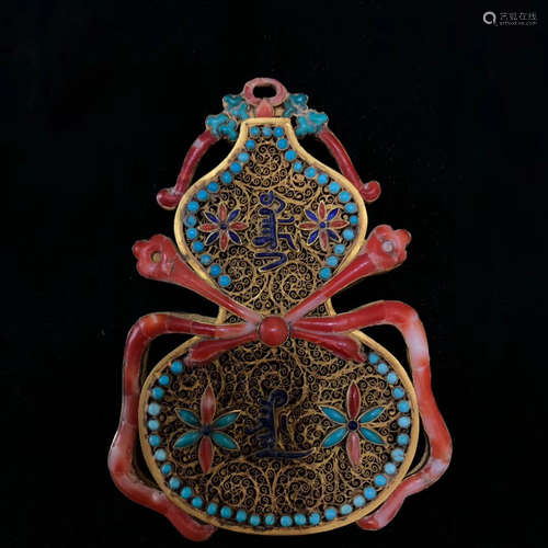 A CORAL AND TURQUOISE DECORATED GOLDEN PENDANT