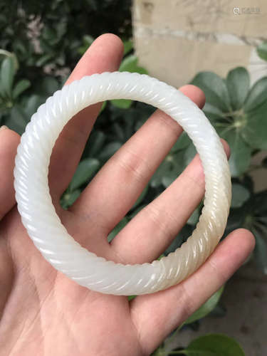 A HETIAN JADE BANGLE