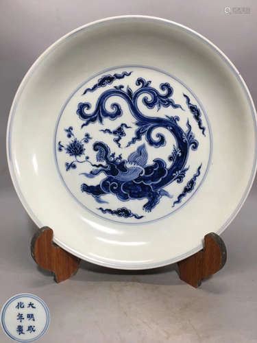 A BLUE AND WHITE DRAGON PATTERN PLATE WITH MARK