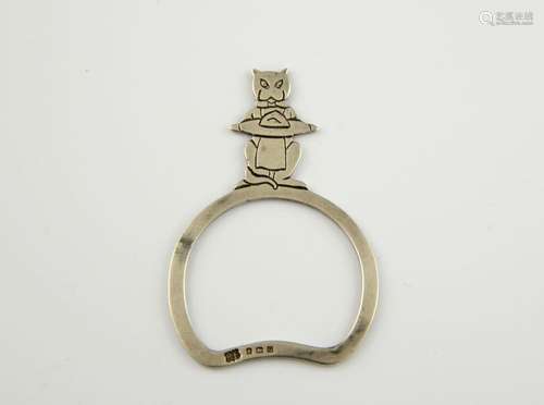 George V silver napkin ring, with novelty cat wait