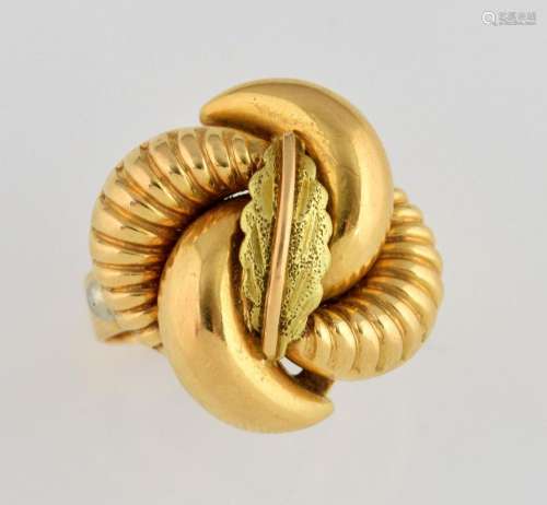 Vintage 1940's gold dress ring, central leaf desi
