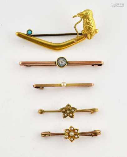 Collection of five brooches, 20th C boomerang broo