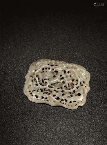 清 青白玉镂雕松鼠葡萄纹海棠形镶饰