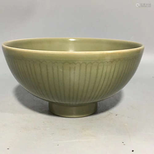 A LONGQUAN KILN CELADON GLAZED BOWL