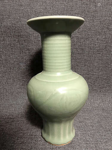 A LONG QUAN KILN FLOWERS DESGIN VASE