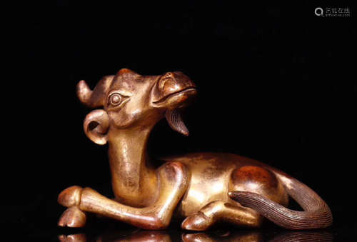 17-19TH CENTURY, A GILT BRONZE AUSPICIOUS BEAST DESIGN PAPERWEIGHT, QING DYNASTY