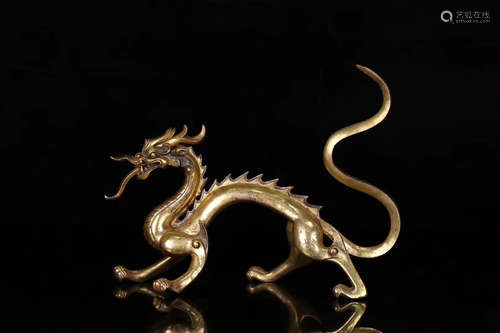 A GILT BRONZE DRAGON DESIGN ORNAMENT