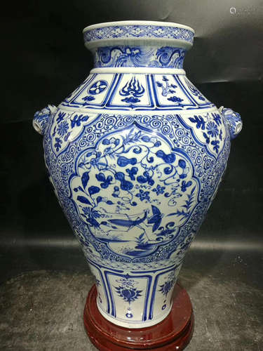 A BLUE& WHITE FLORAL PATTERN JAR