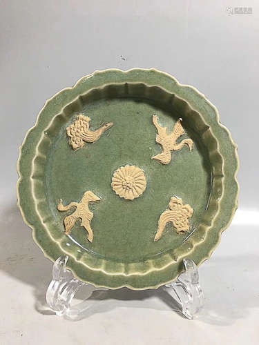 A LONGQUAN KILN BIRD PATTERN FLOWER DESIGN PLATE