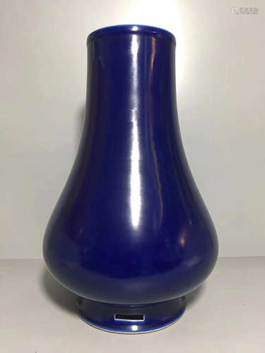 A BLUE GLAZED LONG-NECK VASE