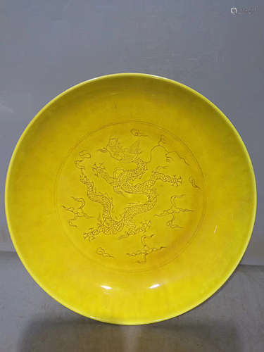 A DRAGON PATTERN YELLOW GLAZE PLATE