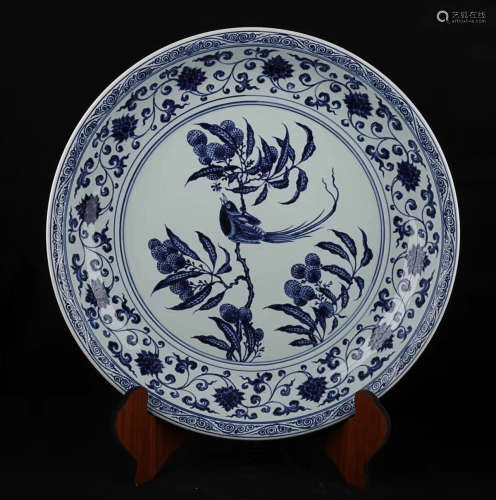 A BLUE&WHITE FLORAL& BIRD PATTERN PLATE