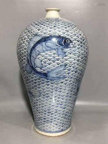 A BLUE AND WHITE FISH PATTERN PLUM VASE