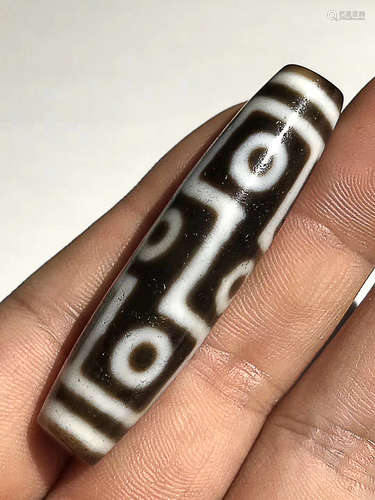 A CLASSICAL NINE-EYE DZI BEAD