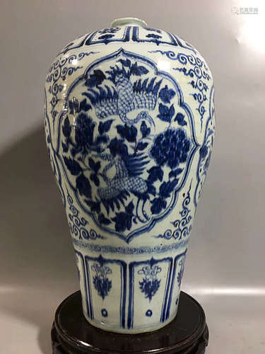 A BLUE&WHITE FLOWER PATTERN PLUM VASE