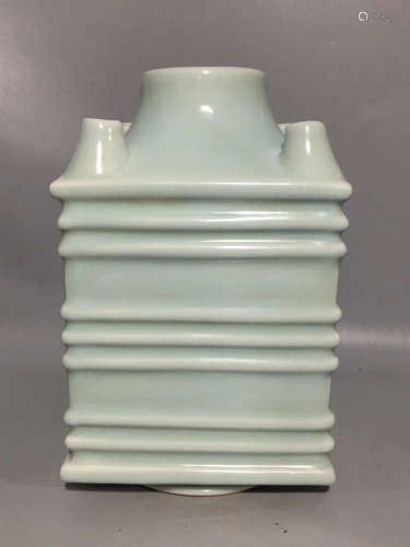 A YELLOWISH PEA GREEN GLAZE CONG STYLE VASE