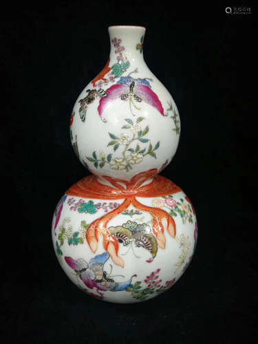 A FAMILLE BUTTERFLY PATTERN GOURD DESIGN VASE