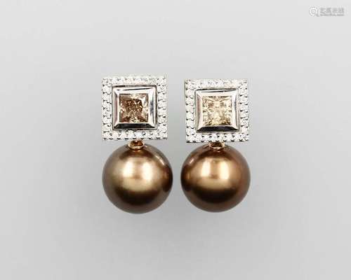 Pair of 18 kt gold earrings with pearls and diamonds