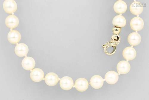 Long necklace with cultured akoya pearls