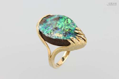 18 kt gold ring with opal