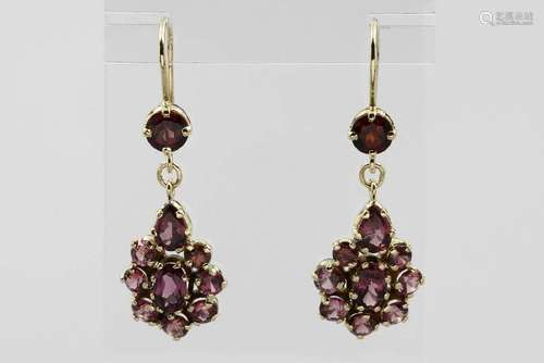 Pair of 14 kt gold earrings with garnets