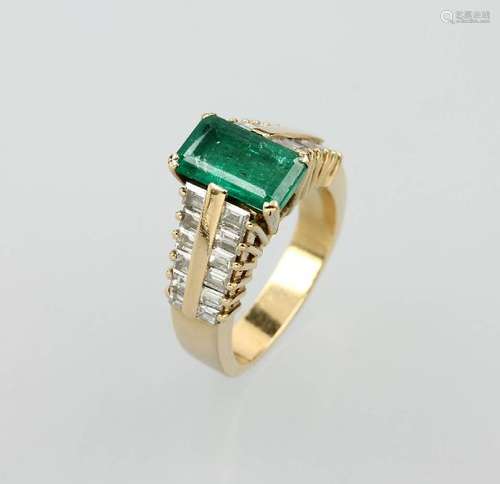 18 kt gold ring with emerald and diamonds