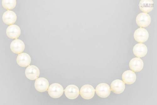 Necklace made of cultured akoya pearls