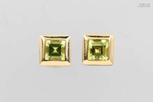 Pair of 14 kt gold earrings with peridot
