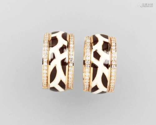 Pair of LEO WITTWER 18 kt gold earrings with enamel and