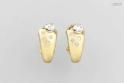 Pair of 14 kt gold earrings with brilliants