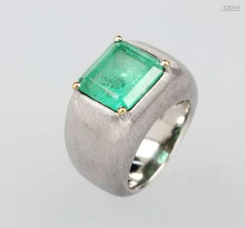 Solid 18 kt gold ring with emerald