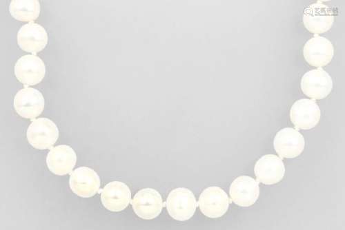 Chain with cultured pearls